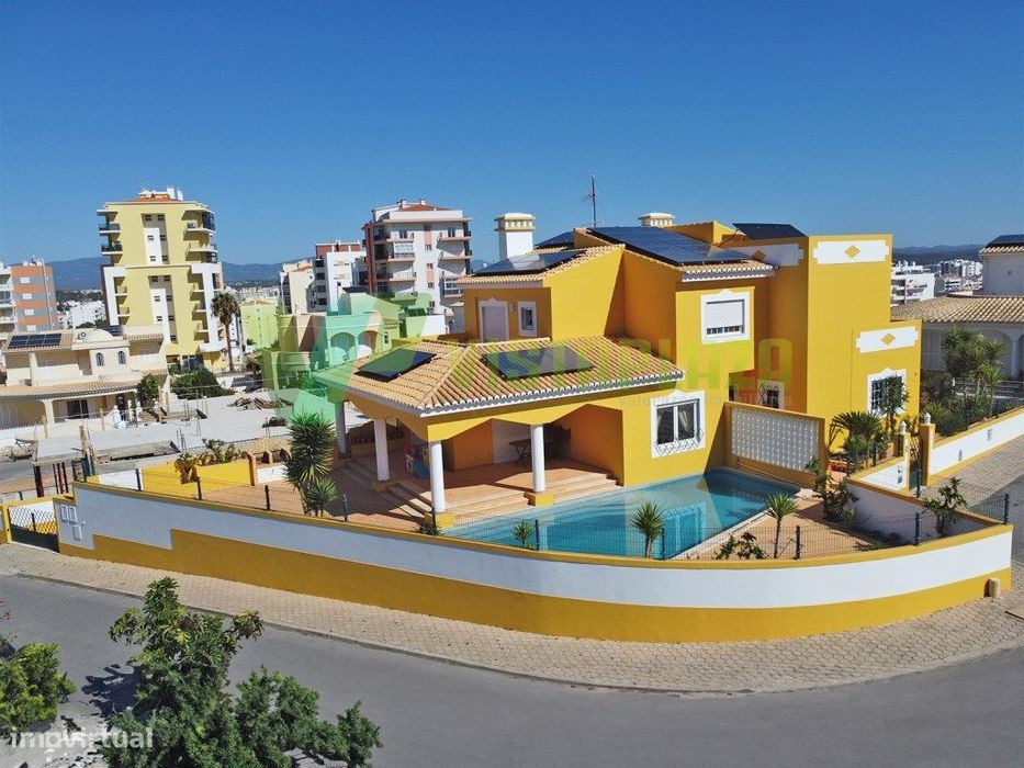 Moradia Isolada com Piscina e Garagem em Portimão
