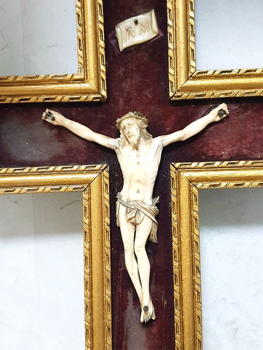 Preciosa antiga escultura de Cristo crucificado do Sec. XVIII emoldura