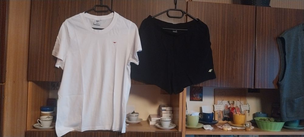 Sprzedam strój na WF - biała bluzka i czarne spodenki