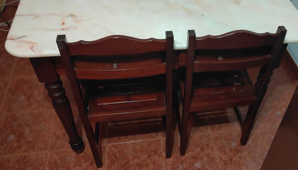 Mesa refeição com tampo em mármore e 4 cadeiras