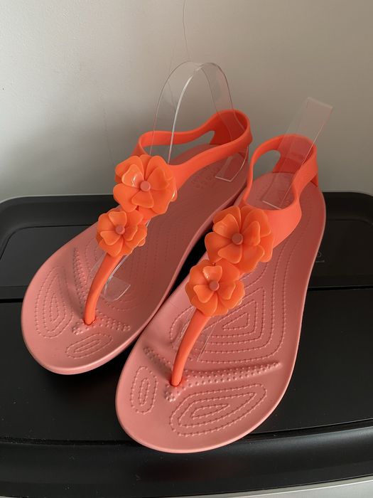 sandały Crocs Serena Embellish Flip w kolorze Bright Coral r.42/43 W11