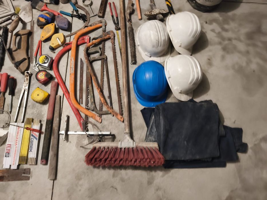 Lote de ferramentas e materiais de construção