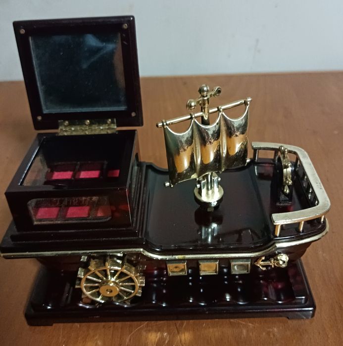 Guarda jóias com música a corda