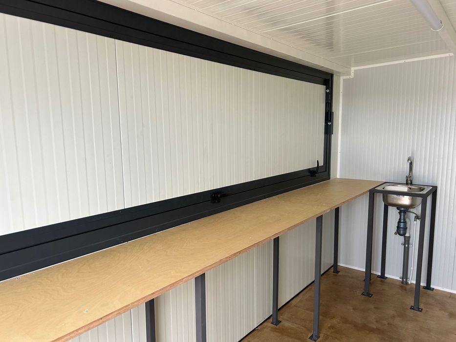 Contentor bar novo com WC pronto a transportar