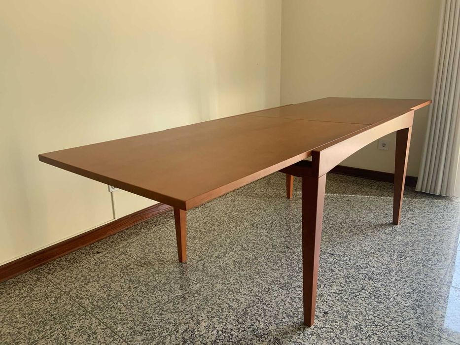 Mesa de Jantar com 6 cadeiras.