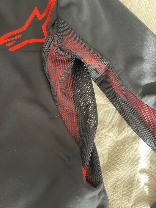 Casaco mota Alpinsetars com capucho estilo Moletom.