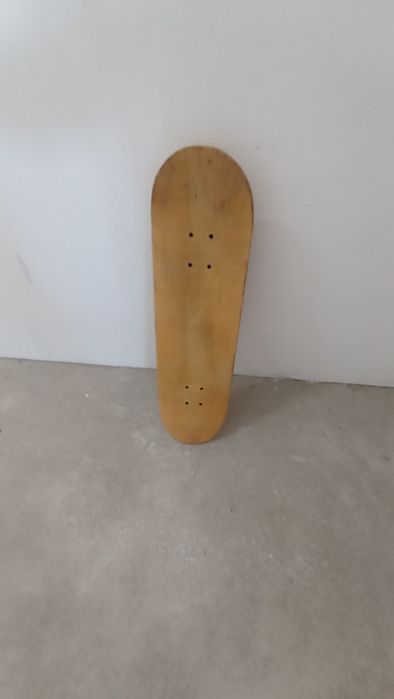 Skate com base de madeira