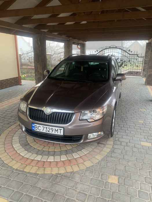 Шкода суперб 2011 року випуску дизель універсал шкіра алькантара