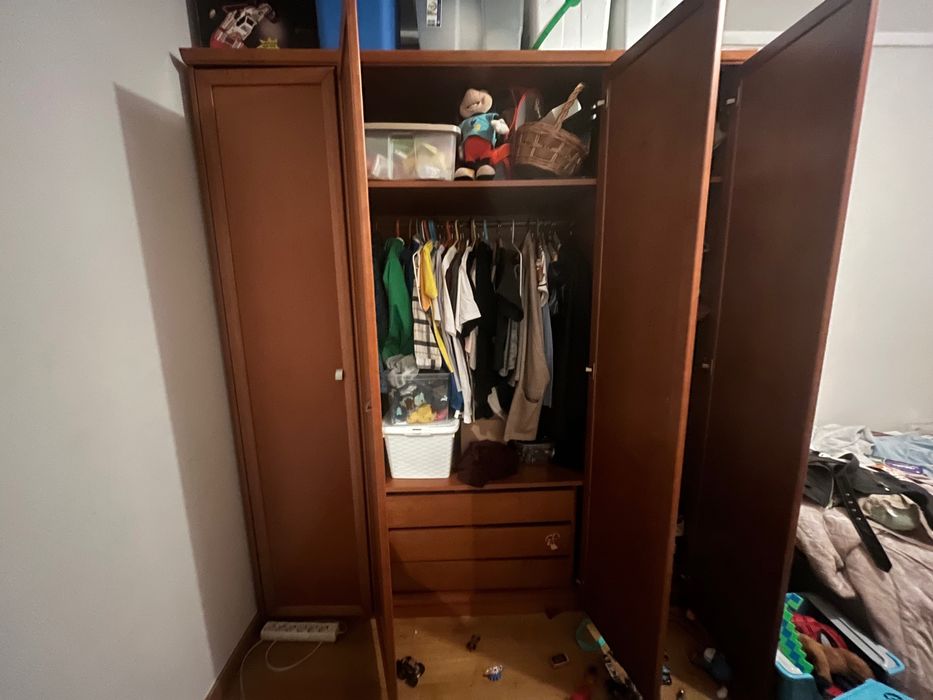 Roupeiro em óptimo estado madeira pinho