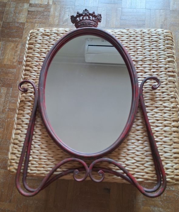 Espelho oval com moldura em ferro  de tom encarnado