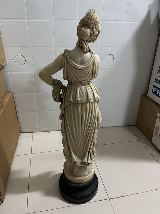 Estátua decorativa com base