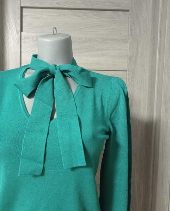 Sweter turkusowy na wiązanie Orsay