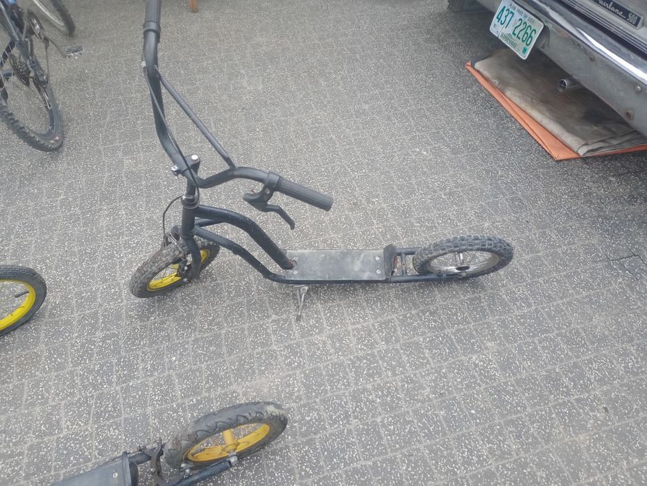 Sprzedam hulajnogi w kolorze czarnym koła pompowane