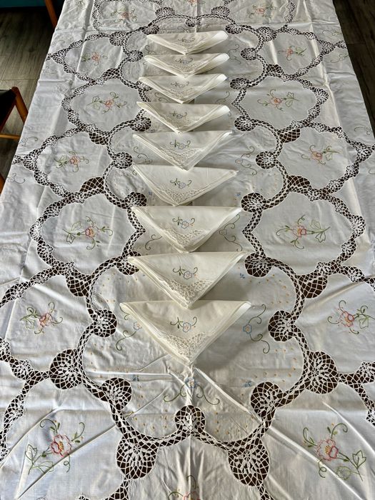 Toalha de mesa com crochê e bordado manual - Novo