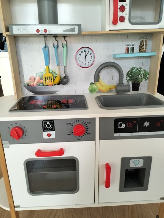Kuchnia dla dzieci z dużą ilością dodatkowych akcesoriów