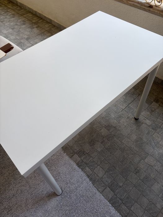 Mesa com pés ajustáveis