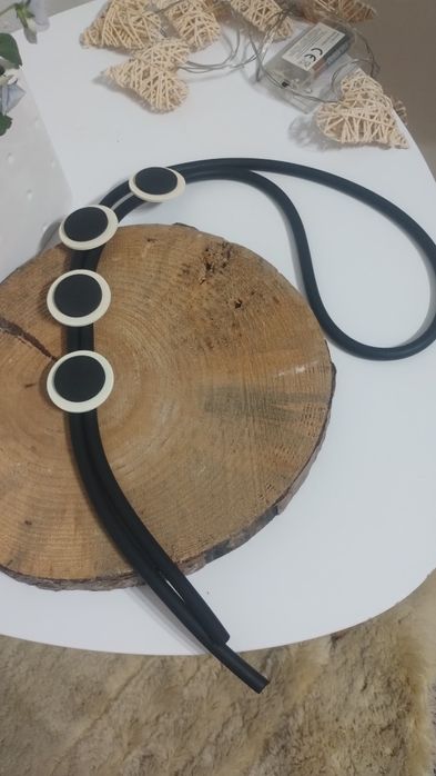 Długi naszyjnik minimalistyczny nowoczesny