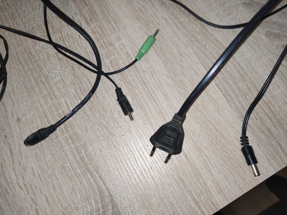 Subwoofer bas tuba z głośnikami i kablami