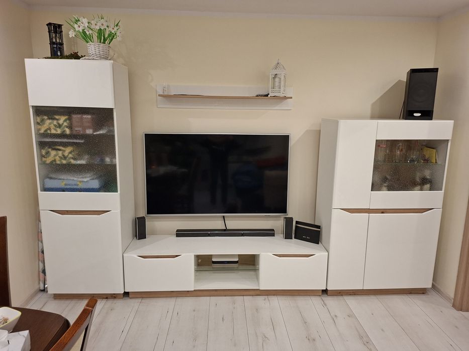 Nowoczesna meblościanka do salonu – komplet RTV + 2 witryny + półka