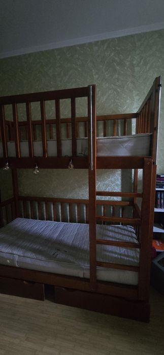 Двухярусна дерев'яна дитяча кровать
