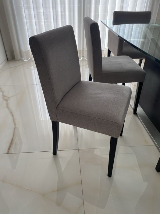 Conjunto de sala: mesa de vidro, 4 cadeiras e 2 poltronas