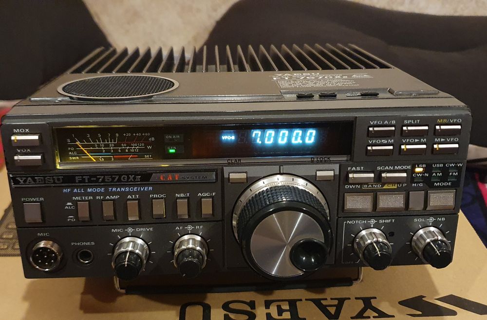 Transceiver YAESU FT 757 GX II  HF/ 11m/CB radio