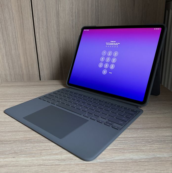 iPad Air 13 cali M2 128 GB + etui i klawiatura Logitech Combo Touch