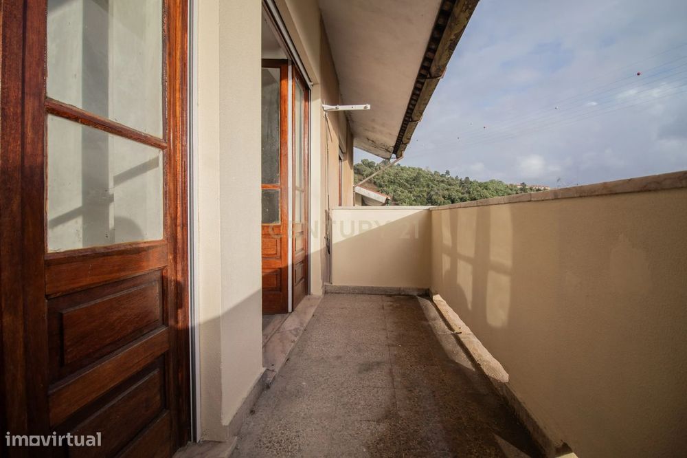 T3 Apartment in Coimbra with Balcony, Natural Light, and Guaranteed Yield