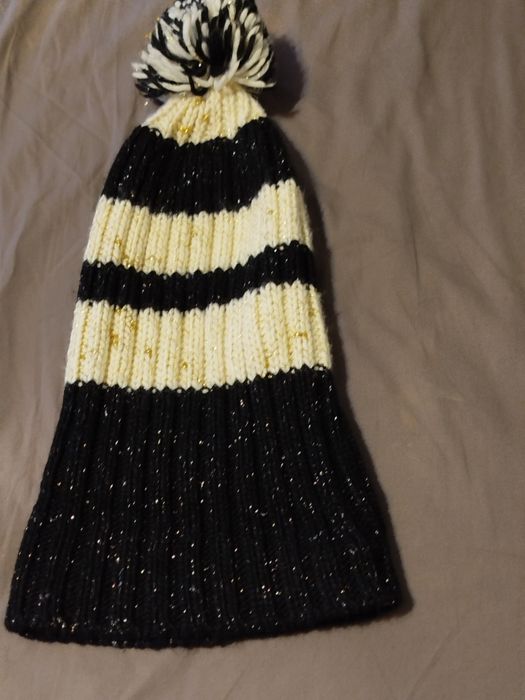 Biało czarna czapka z wełną ze złotą nitką z pomponem Essential Antwer