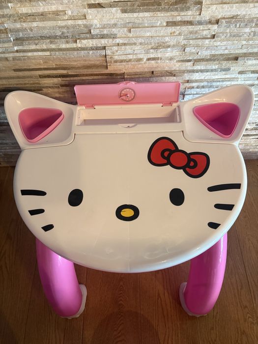 Mesa e cadeira Hello Kitty