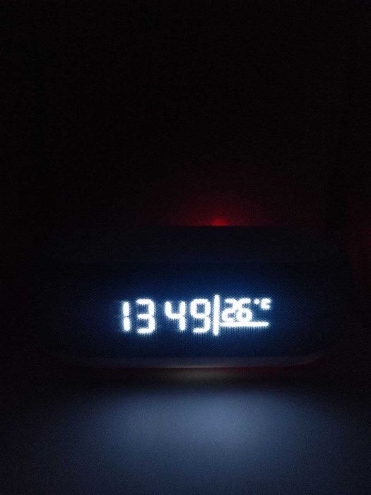 Годинник з LED-дисплеєм, термометром і бездротовою зарядкою