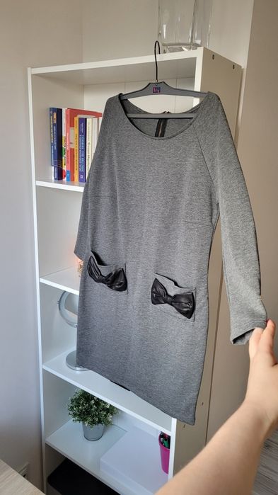 Sukienka z kokardami