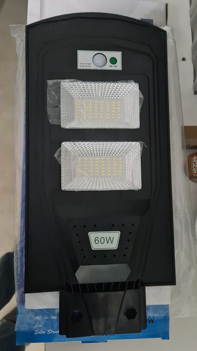 Candeeiro Led Solar com detector de movimentos 60w novo(preco so hoje)