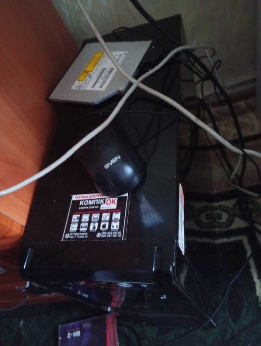 Комп'ютер зі всіма комплектуючими та столик