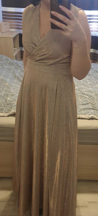 Sukienka wieczorowa w kolorze złota