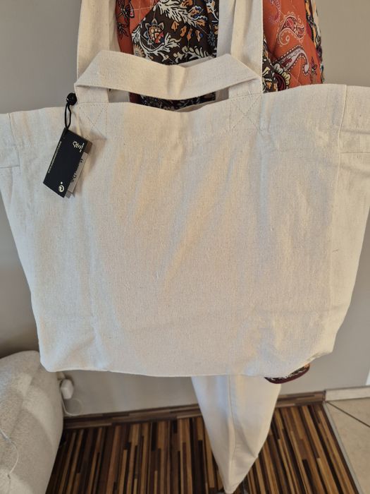 Torba materiałowa shoperka Massimo Dutti idealna na wiosnę