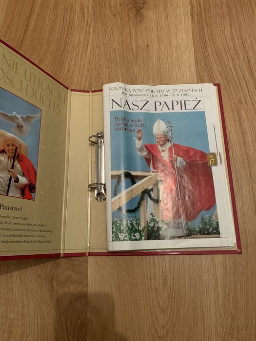 Jan Paweł II - segragtory z gazetami