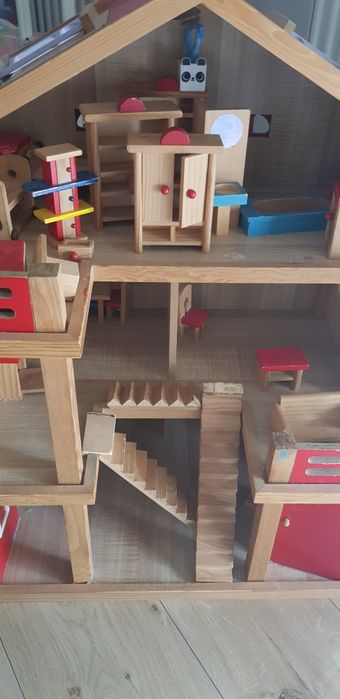 Domek drewniany  dla lalek