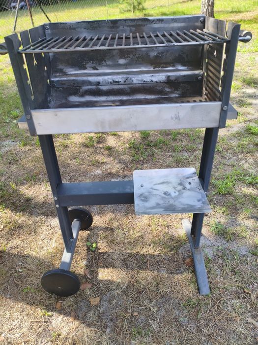 Grill metalowy z rusztem