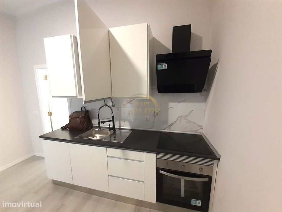 Loja reabilitada com 97m2 para um elegante T1 projectado para oferecer — Queluz E Belas, Lisboa