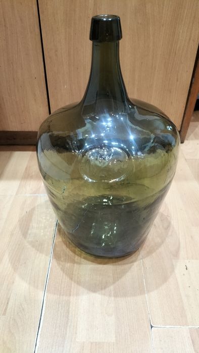 Balon na wino sygnowany