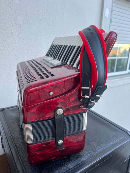 Acordeão HOHNER Student à 3a voz com 120 baixos como novo - mala e acessórios novos incluídos