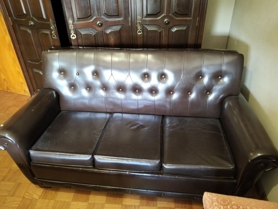 Sofá antigo com algumas marcas de uso
