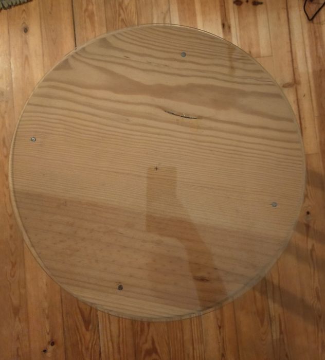 Camilha redonda em madeira.