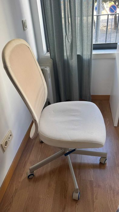 Cadeira  + Secretária branca IKEA 73 × 50 cm – 90 €