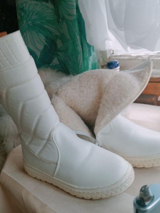 Сапожки белые зимние на меху кожаные очень удобные.