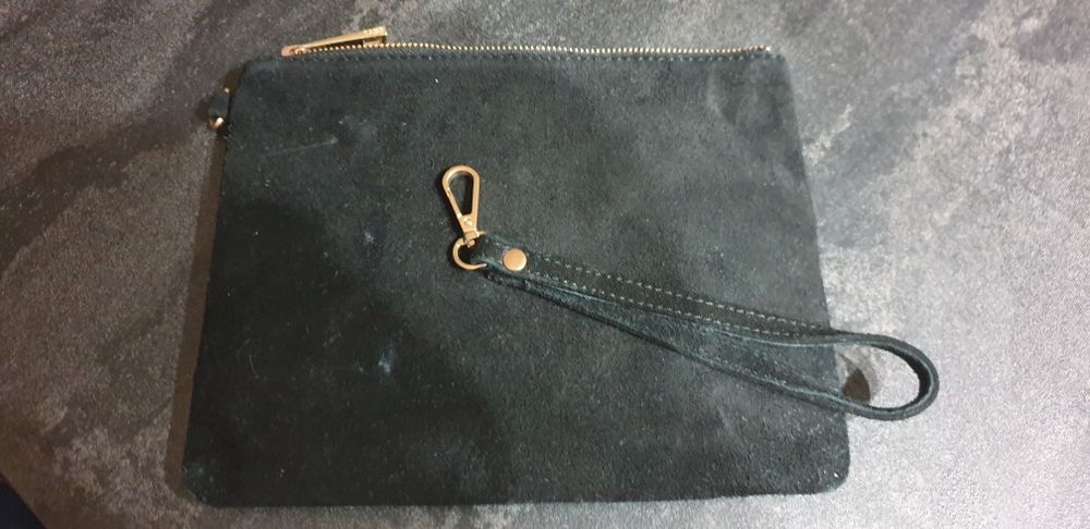 Mała torebka z piękną dekoracją dla kobiety.