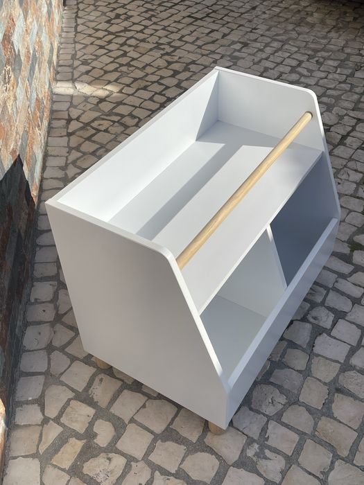 Móvel de arrumação Montessori, com prateleira + compartimentos