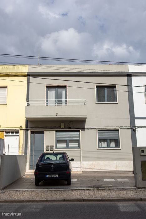 T2 com varanda e cozinha equipada em Odivelas