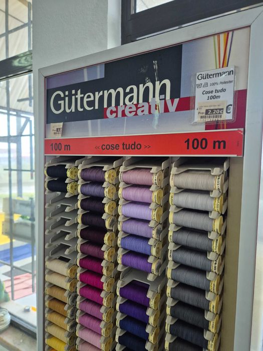 Expositor de Linhas Gutermann Cose Tudo 100m